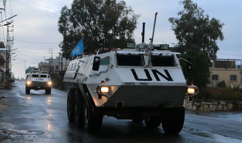 Los vehículos de la paz de la paz (Unifil) viajan por una calle en medio de hostilidades continuas entre Hezbolá y las fuerzas israelíes, en Marjayoun, cerca de la frontera con Israel, el sur del Líbano el 19 de noviembre de 2024. Reuters/Karamallah Daher