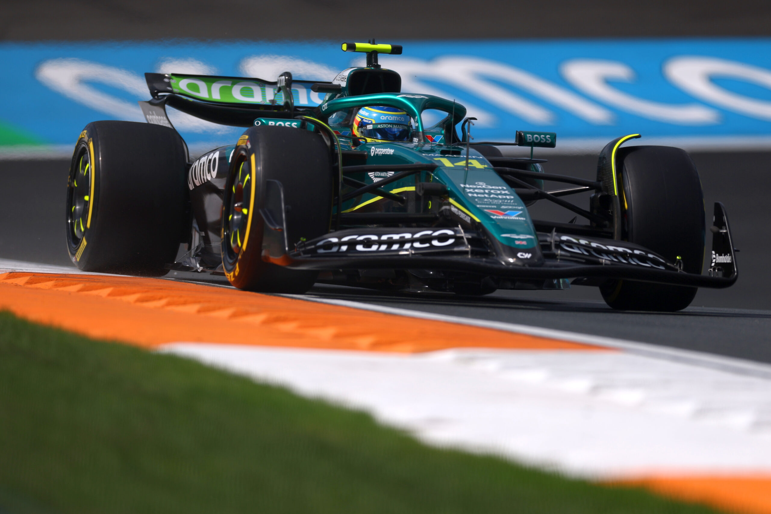 Norris más rápido, Alonso segundo como Aston Excel en la práctica del viernes
