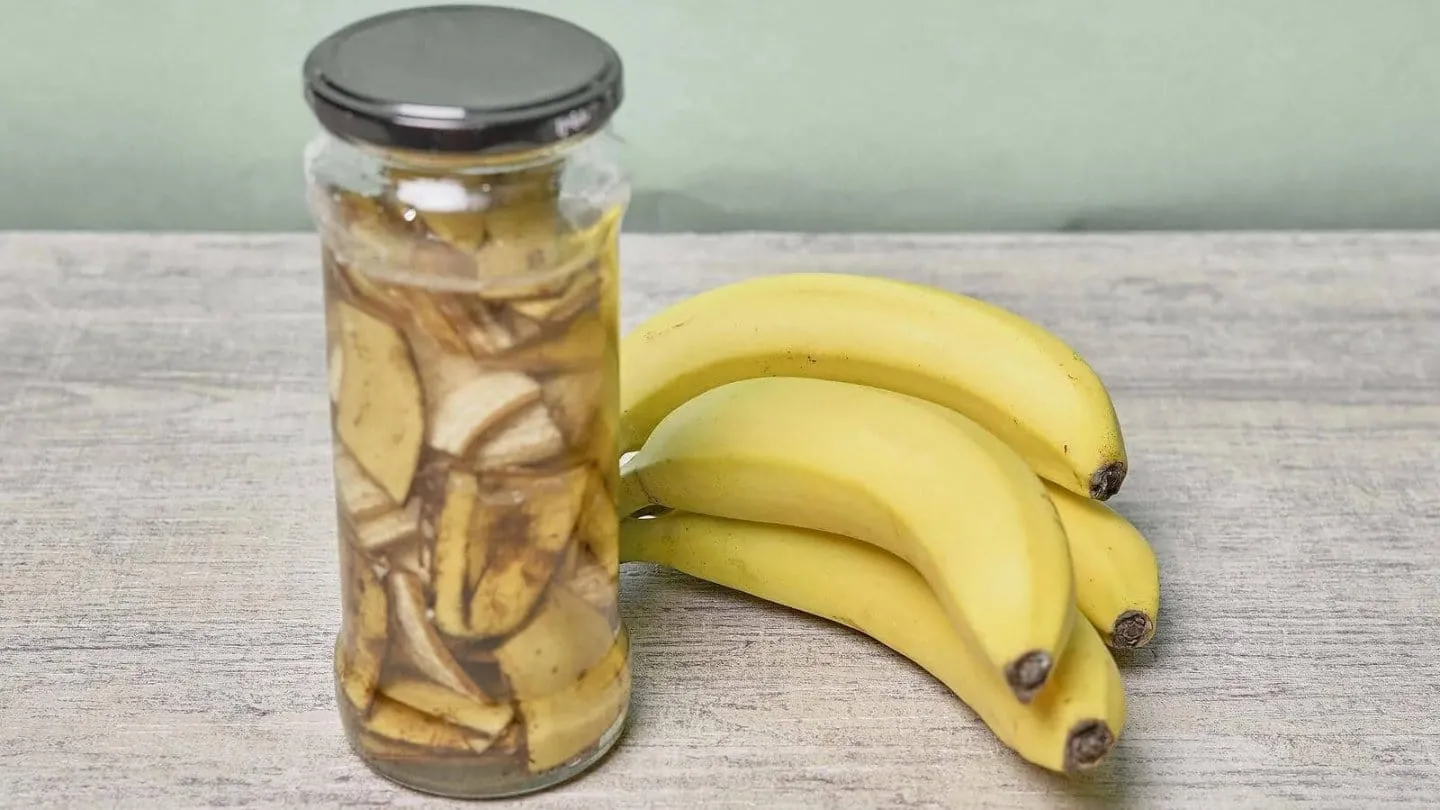 Para qué sirve mezclar cáscaras de banana con vinagre y sus sorprendentes usos