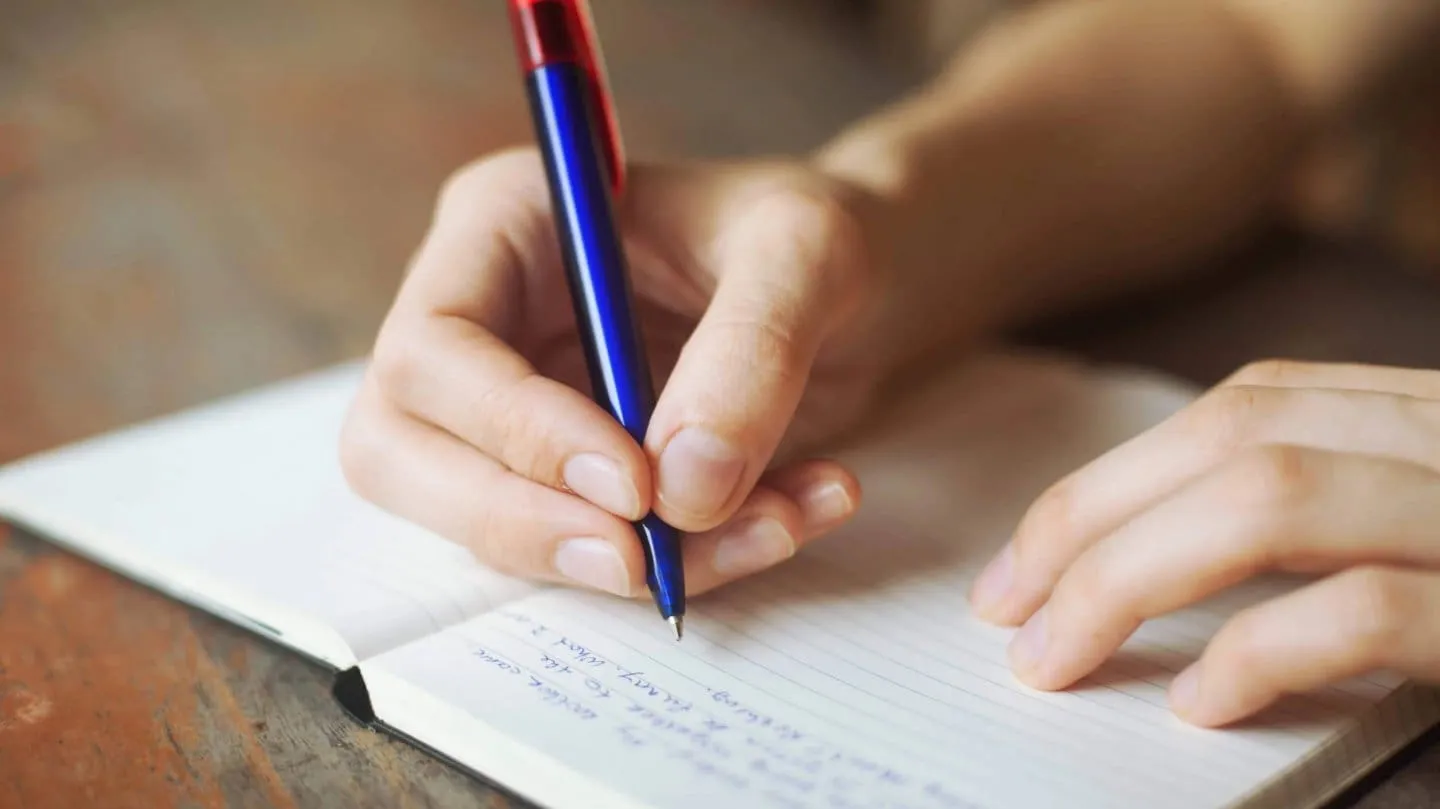 Qué significa mezclar minúsculas con mayúsculas al escribir, según la psicología
