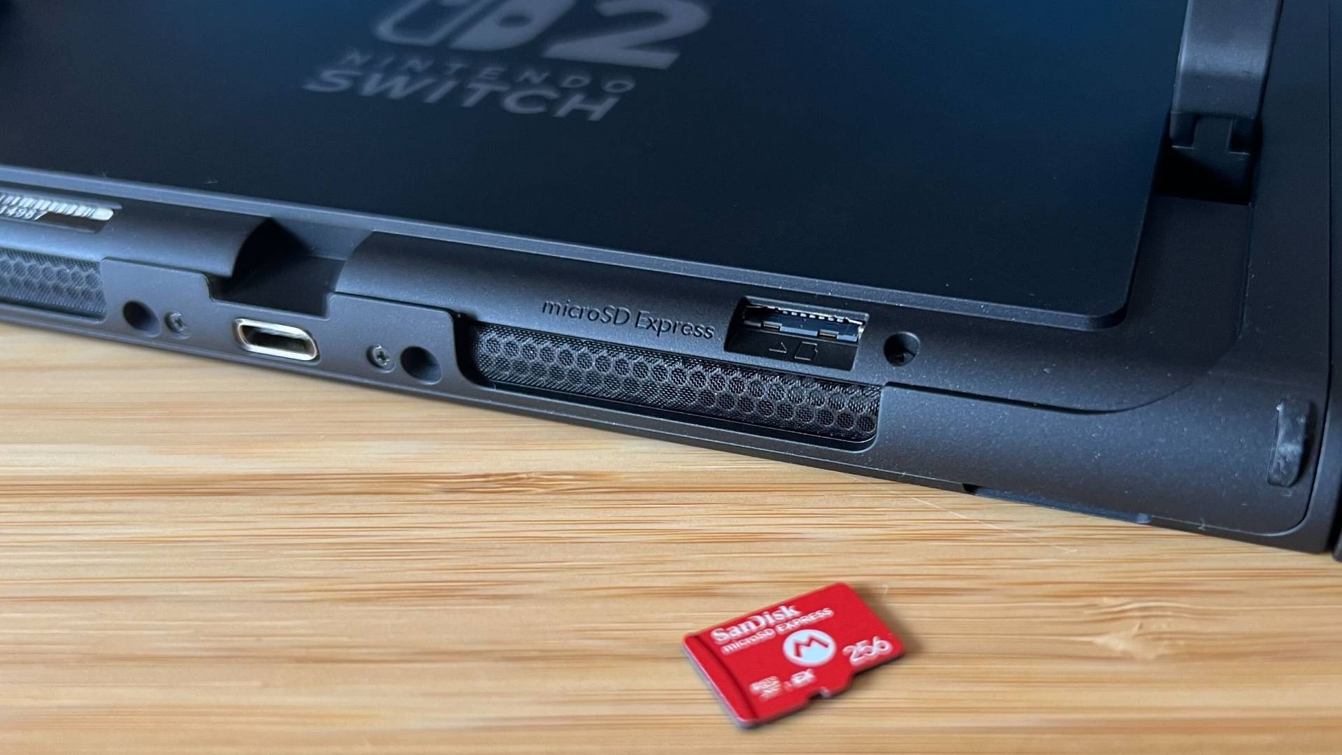 Foto de la ranura para tarjetas microSD Express de Nintendo Switch 2, tomada por la escritora Tabitha Baker.