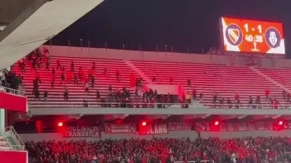 Los barras de Independiente entraron a la tribuna a pegarle a los de la Universidad de Chile