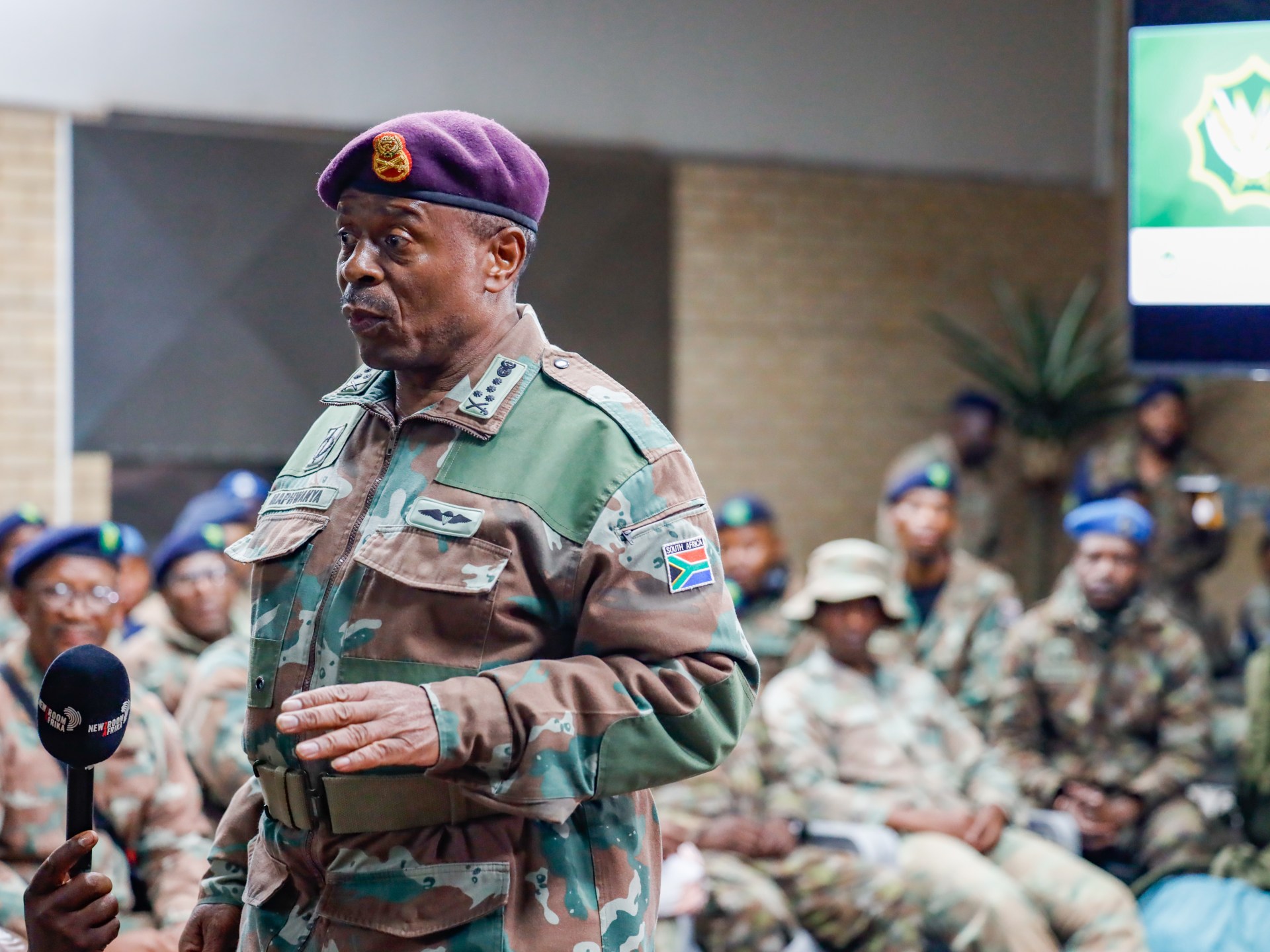 ¿Por qué el jefe del ejército de Sudáfrica está bajo fuego por respaldar a Irán?