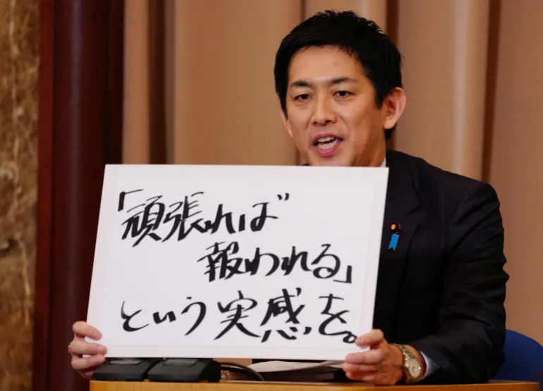 El ex ministro de Seguridad Económica Takayuki Kobayashi habla durante el debate candidato de elecciones presidenciales del Partido Demócrata Liberal (LDP) en el Japón National Press Club en Tokio, Japón, el 24 de septiembre de 2025. Jia Haocheng/Pool a través de Reuters