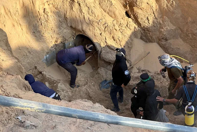 La gente trabaja en un sitio donde se están realizando búsquedas de rehenes fallecidos, secuestrados por Hamás durante el ataque del 7 de octubre de 2023 contra Israel, en medio de un alto el fuego entre Israel y Hamás, en Khan Younis, al sur de la Franja de Gaza, el 28 de octubre de 2025. REUTERS/Haseeb Alwazeer