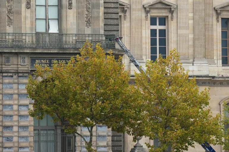 Se cree que los ladrones utilizaron maquinaria para acceder al Museo del Louvre en París