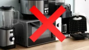 Mesada llena de electrodomesticos