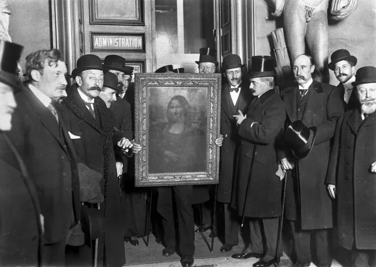 La gente se reúne alrededor de la pintura de Mona Lisa el 4 de enero de 1914 en París, Francia, después de que Vincenzo Peruggia la robara del Museo del Louvre en 1911.