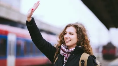 persona diciendo chau