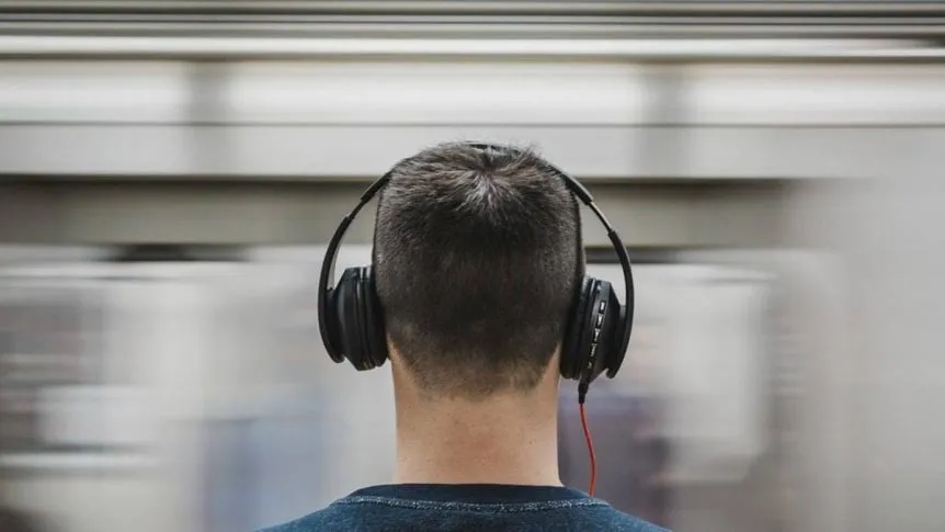 persona con auriculares