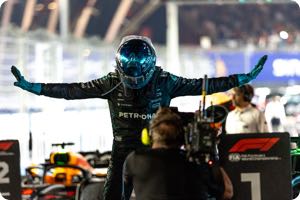 Sainz observa el asiento de Mercedes mientras se confirma el acuerdo con Russell