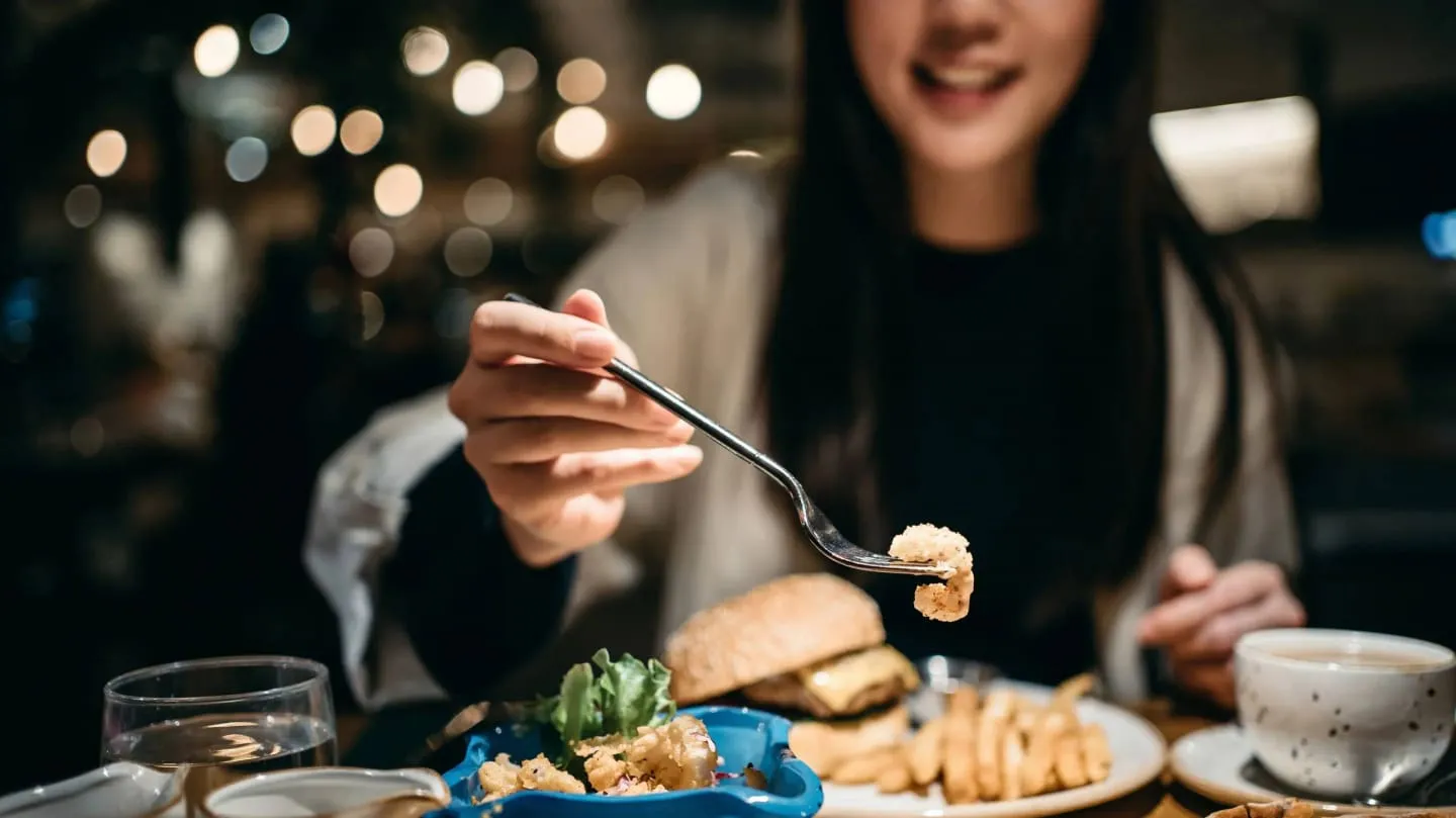 ¿Por qué algunas personas no soportan comer con ruido? Lo explica la ciencia