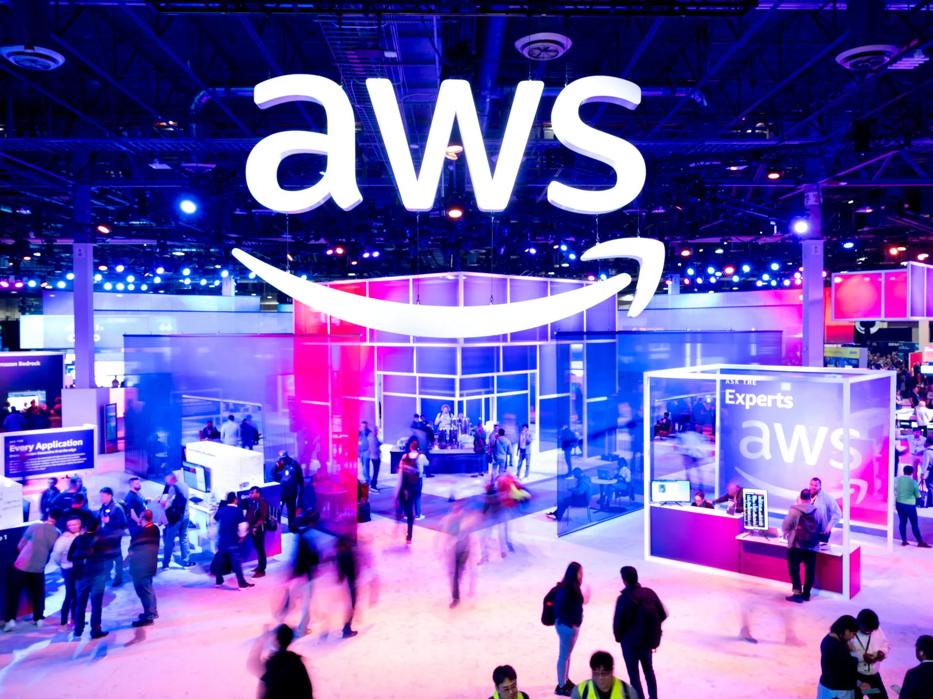 ¿Qué causó la interrupción de AWS de Amazon y por qué tantas aplicaciones importantes quedaron fuera de línea?