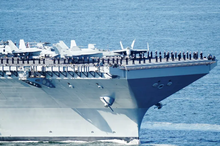 Los soldados protegen el portaaviones estadounidense USS Gerald R. Ford 