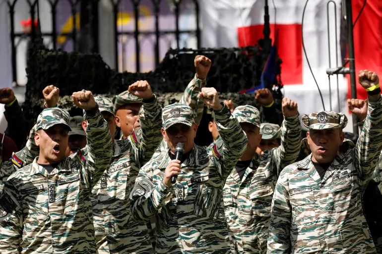 El Ministro de Defensa de Venezuela, Vladimir Padrino López, y oficiales del alto mando militar asisten a un simulacro militar después del presidente venezolano, Nicolás Maduro.