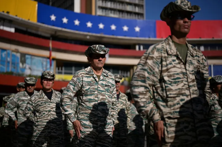   Miembros de la Milicia Bolivariana forman formación durante un entrenamiento militar