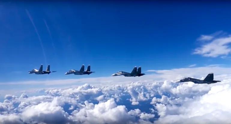 Los aviones de combate Su-30 de la fuerza aérea rusa vuelan durante maniobras en el sur de Rusia.