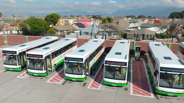Arrowgate Depot de Ciudad del Cabo, equipado con unidades MaxiCharger DC Fast de Autel Energy, que alimentan la creciente flota de autobuses eléctricos de la ciudad, el centro público de carga de autobuses eléctricos más grande de Sudáfrica.