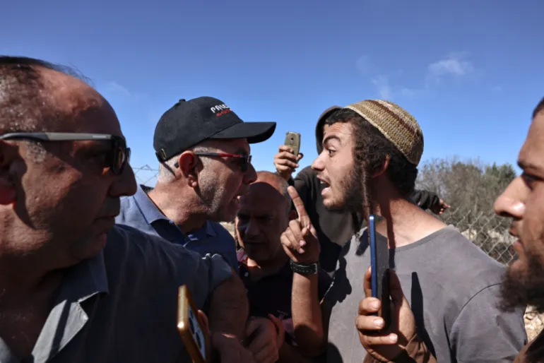 Agricultores palestinos (izq.) se pelean con colonos israelíes durante la cosecha de aceitunas en la aldea palestina de Silwad, cerca de Ramallah en la Cisjordania ocupada por Israel, el 29 de octubre de 2025.