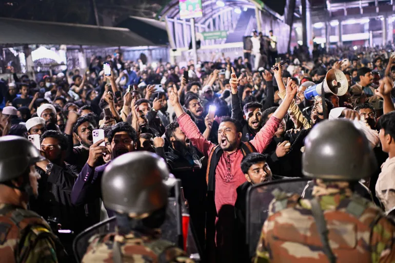 Manifestantes gritan consignas frente a las instalaciones del diario Prothom Alo después de que llegara al país la noticia desde Singapur de la muerte de un destacado activista Sharif Osman Hadi, en Dhaka, Bangladesh, el viernes 19 de diciembre de 2025. (Foto AP/Mahmud Hossain Opu)