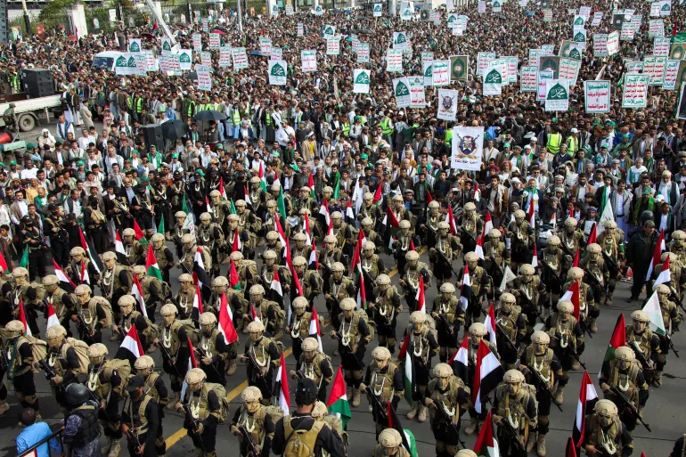 Los combatientes hutíes se unen a los manifestantes, principalmente partidarios de los hutíes, mientras se manifiestan para mostrar su apoyo a los palestinos en Gaza en la Plaza Sabeen en Sanaa, Yemen, el 29 de agosto de 2025. REUTERS/Stringer
