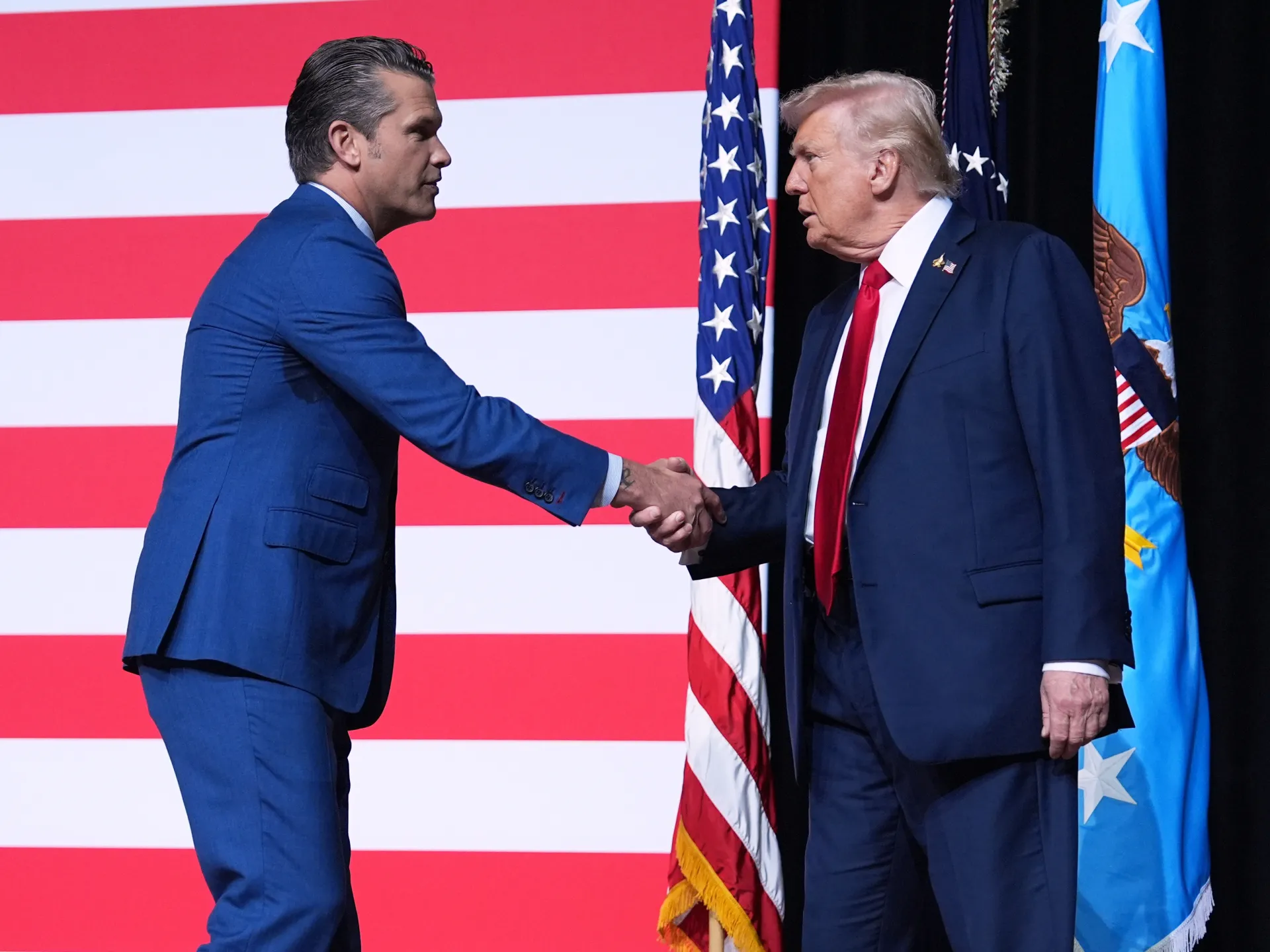 ¿Impone el último proyecto de ley de gasto militar estadounidense alguna limitación a Trump?