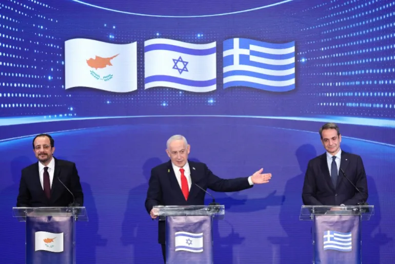 El primer ministro israelí, Benjamín Netanyahu (centro), el presidente chipriota, Nikos Christodoulides (i), y el primer ministro griego, Kyriakos Mitsotakis (derecha), celebran una conferencia de prensa conjunta después de una reunión trilateral en Jerusalén el 22 de diciembre de 2025. (Foto de ABIR SULTAN / POOL / AFP)