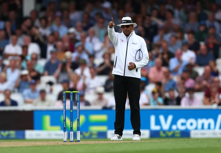 Cricket - Ashes - Quinta prueba - Inglaterra contra Australia - The Oval, Londres, Gran Bretaña - 28 de julio de 2023 El árbitro de campo da a Pat Cummins de Australia antes de que la decisión sea anulada tras una revisión Imágenes de acción vía Reuters/Andrew Boyers