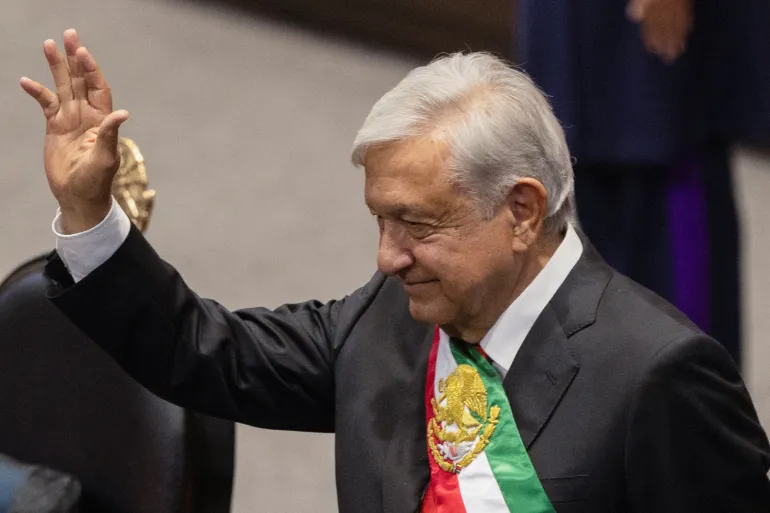 El presidente de México, Andrés Manuel López Obrador, hace gestos el día de la ceremonia de juramentación de la presidenta electa Claudia Sheinbaum.