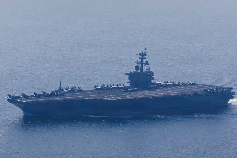 El portaaviones clase Nimitz de la Marina de los EE. UU. USS Abraham Lincoln y el destructor de misiles guiados clase Arleigh Burke USS Frank E. Petersen Jr. navegan durante un ejercicio fotográfico en el Mar Arábigo, el 6 de febrero de 2026. Marina de los EE. UU./Especialista en comunicación de masas de primera clase Jesse Monford/Folleto vía REUTERS ESTA IMAGEN HA SIDO PROPORCIONADA POR UN TERCERO
