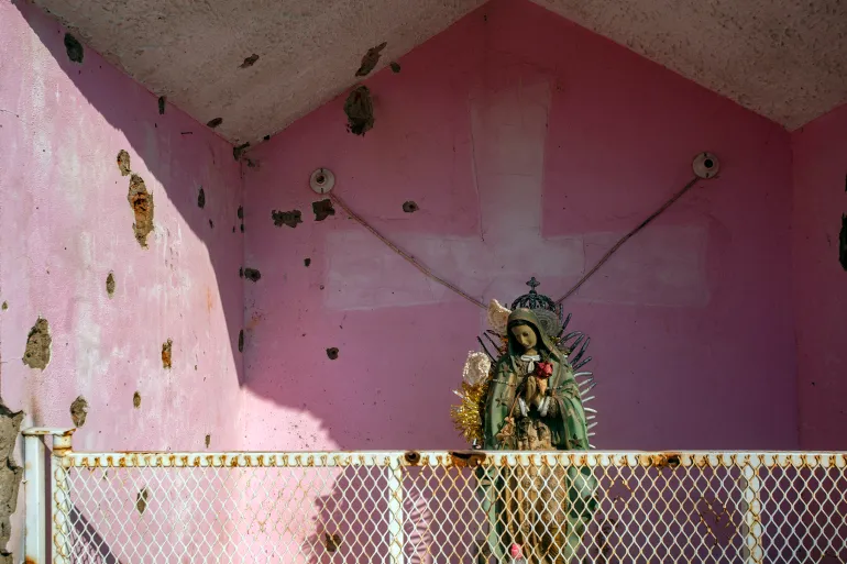 Se observan impactos de bala en un santuario de la comunidad El Aguaje, luego de un enfrentamiento entre el Cártel de Los Viagras y el Cártel Jalisco Nueva Generación.