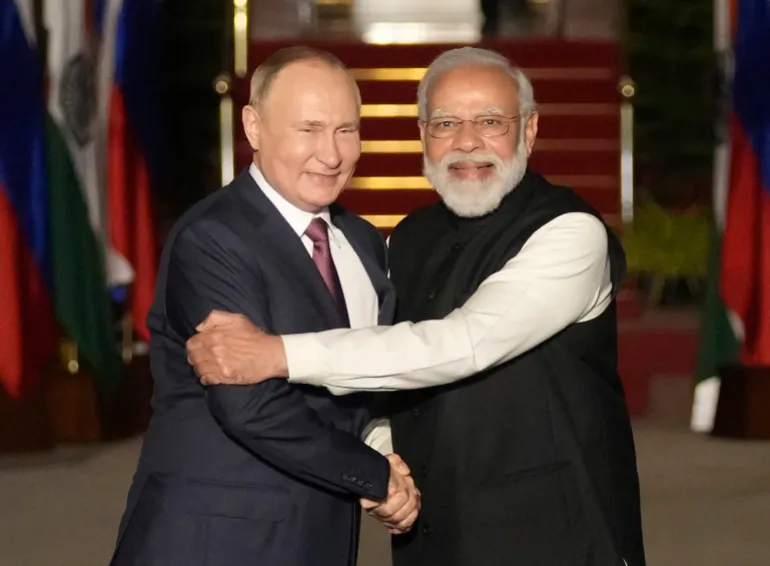 ARCHIVO - El presidente ruso Vladimir Putin, izquierda, y el primer ministro indio, Narendra Modi, se saludan antes de su reunión en Nueva Delhi, India, el 6 de diciembre de 2021. (Foto AP/Manish Swarup, archivo)