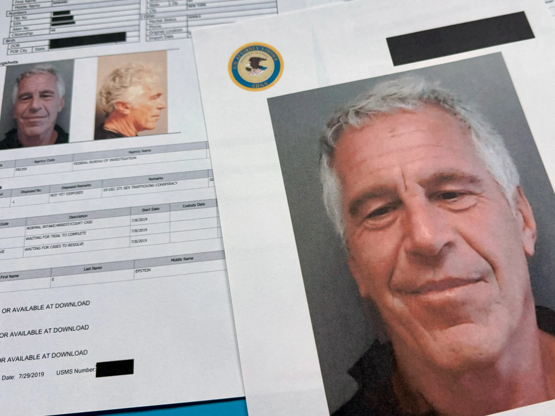 Seis hombres nombrados en el Congreso de Estados Unidos: ¿Por qué hay tantas cosas censuradas en los archivos de Epstein?