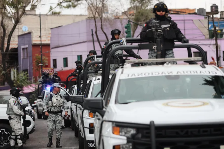 Miembros de la Guardia Nacional patrullan el área frente a la sede de la Fiscalía General en la Ciudad de México.