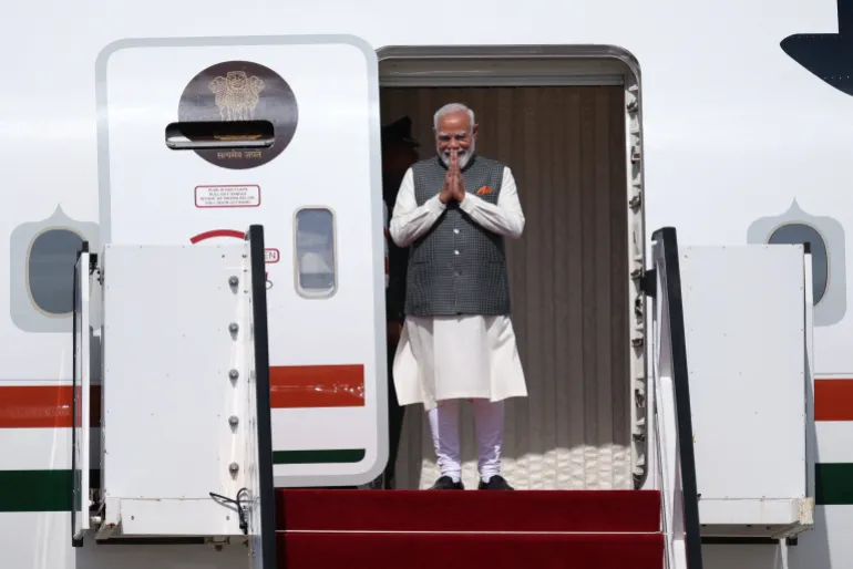 El primer Ministro de la India, Narendra Modi, desembarca de un avión cuando llega al Aeropuerto Internacional Ben Gurion en Lod, cerca de Tel Aviv, Israel, el 25 de febrero de 2026. REUTERS/Shir Torem