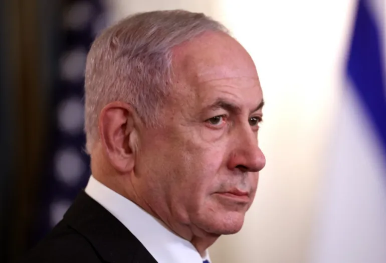 WASHINGTON, DC – 29 DE SEPTIEMBRE: El primer ministro israelí, Benjamin Netanyahu, participa en una conferencia de prensa conjunta con el presidente estadounidense Donald Trump en el comedor estatal de la Casa Blanca el 29 de septiembre de 2025 en Washington, DC. El presidente Trump dio la bienvenida a Netanyahu en su cuarta visita a la Casa Blanca, donde los dos líderes se reunieron para discutir los últimos planes respaldados por Estados Unidos para poner fin a la guerra en Gaza y asegurar la liberación de los rehenes restantes en poder de Hamás. Win McNamee/Getty Images/AFP (Foto de WIN MCNAMEE / GETTY IMAGES NORTEAMÉRICA / Getty Images vía AFP)