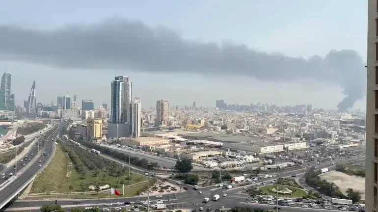 El humo se eleva después de que la agencia estatal de noticias informara sobre un ataque con misiles al centro de servicios de la Quinta Flota de Estados Unidos, en Manama.