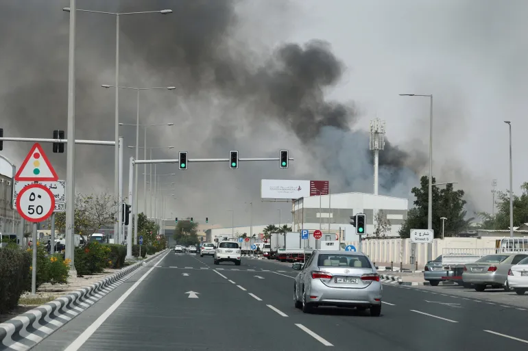 El humo se eleva después de los ataques con misiles iraníes reportados, luego de los ataques de Estados Unidos e Israel contra Irán, visto desde Doha, Qatar.