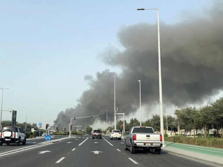 El humo sale del puerto de Zayed tras un ataque iraní.