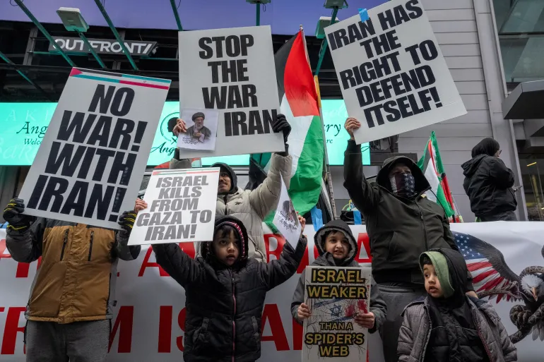 Los manifestantes se reúnen en Times Square para el día de Al-Quds en Manhattan, Nueva York, EE.UU., 13 de marzo de 2026. REUTERS/David 'Dee' Delgado