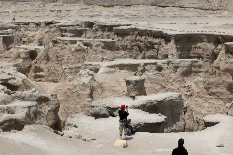 Los turistas visitan Star Valley, uno de los centros turísticos de la isla de Qeshm en el Golfo frente a la costa sur de Irán, el 1 de mayo de 2023. La isla espera que las exenciones fiscales y otras regulaciones especiales de importación y exportación introducidas por la república islámica atraigan a los turistas iraníes a sus centros comerciales, ofreciendo productos extranjeros, desde chocolates hasta ropa de diseñador. (Foto de ATTA KENARE / AFP)