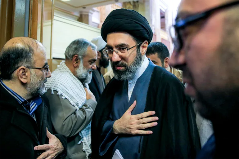 Mojtaba Khamenei, hijo del líder supremo de Irán, el ayatolá Ali Khamenei, asiste a una reunión.