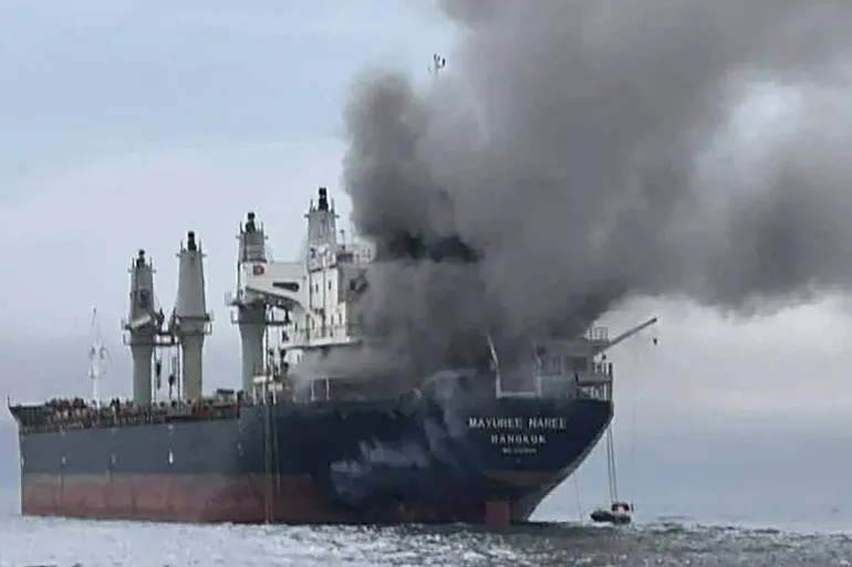 Humo saliendo de un barco después de un ataque.