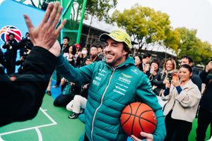Alonso llega tarde a Suzuka mientras surgen noticias sobre su paternidad