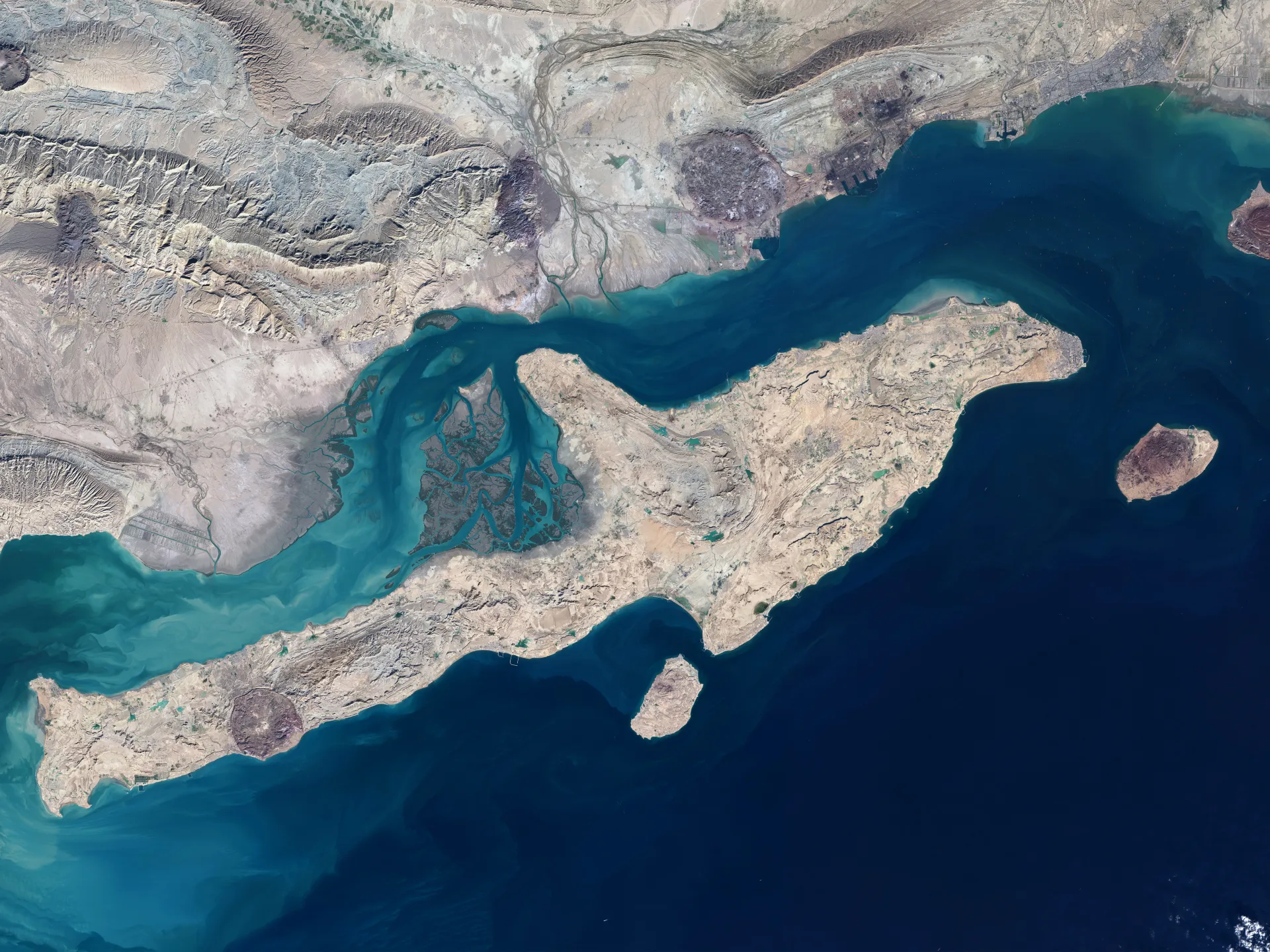 Dentro de Qeshm, la fortaleza subterránea de misiles y maravilla geológica de Irán