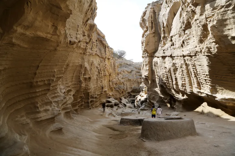 HORMOZGAN, IRÁN - 16 DE ABRIL: Una vista del cañón Chahkooh, que atrae a turistas nacionales y extranjeros, ubicado en la isla Qeshm en la provincia de Hormozgan, Irán, el 16 de abril de 2023. El cañón, que forma parte del Geoparque Qeshm, que está en la lista mundial de la UNESCO, fascina a quienes lo visitan con su paisaje. El cañón de 100 metros de profundidad, formado por la erosión de rocas sedimentarias, es visitado cada año por miles de turistas. (Foto de Fatemeh Bahrami/Agencia Anadolu vía Getty Images)