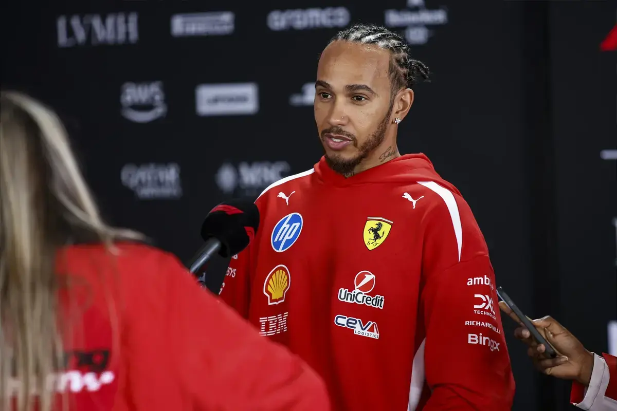 Lewis Hamilton dice que los autos F1 2026 ofrecerán "carreras reales"