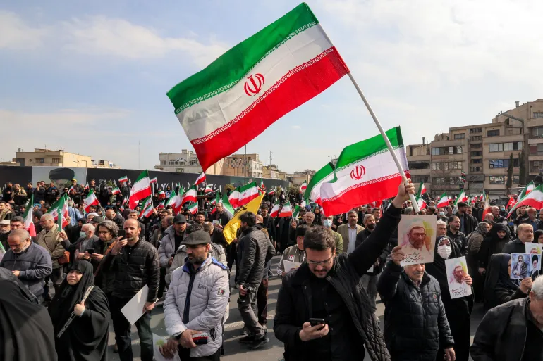 Los manifestantes se reúnen con banderas nacionales iraníes para una manifestación en apoyo del nuevo Líder Supremo en la Plaza Enghelab en el centro de Teherán el 9 de marzo de 2026.