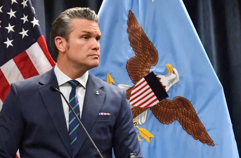 El secretario de Defensa de Estados Unidos, Pete Hegseth, habla durante una conferencia de prensa en la sede del Comando Central de Estados Unidos (CENTCOM) en la Base de la Fuerza Aérea MacDill en Tampa, Florida, el 5 de marzo de 2026. (Foto de Octavio JONES / AFP)