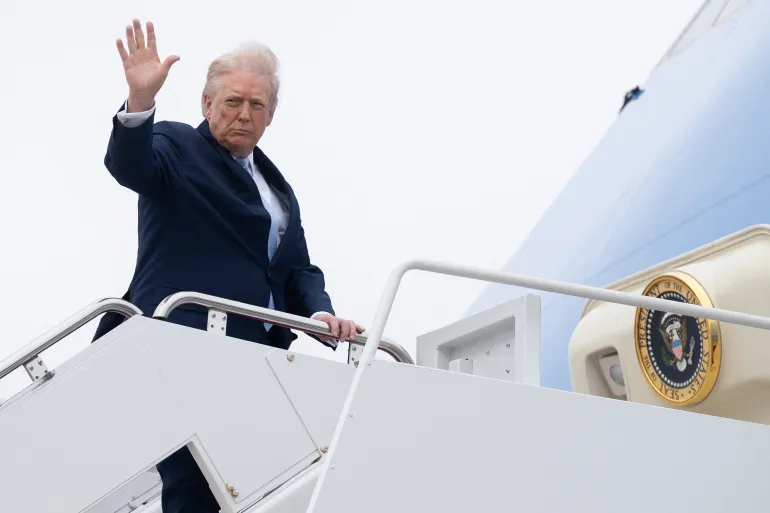 El presidente de Estados Unidos, Donald Trump, saluda mientras aborda el Air Force One en la Base Conjunta Andrews en Maryland el 20 de marzo de 2026, antes de partir hacia su residencia de Mar-a-Lago en Florida, donde pasará el fin de semana.
